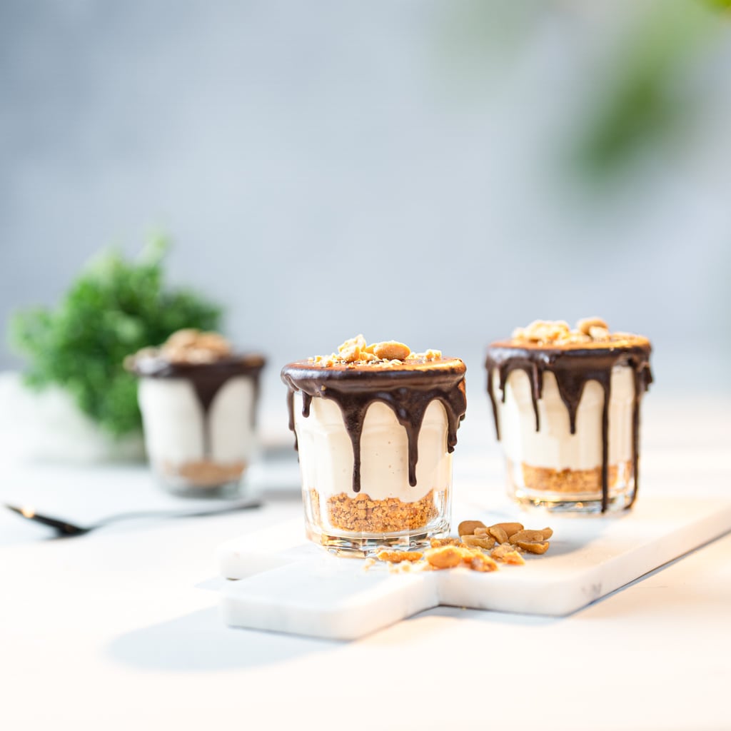 Veganer Kokos Cheesecake im Glas mit Crunchy Schokoladetopping